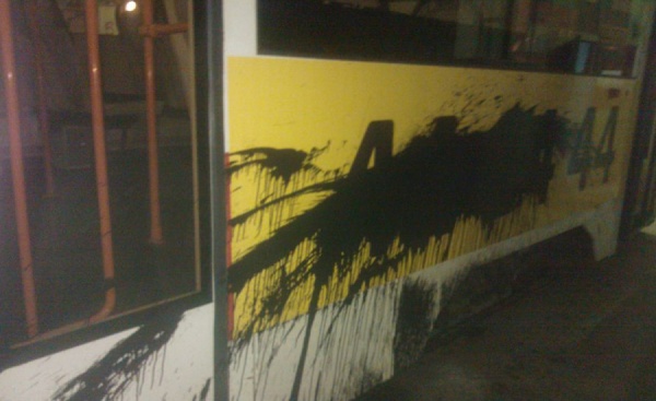 В Нижнем Тагиле вандалы испортили черной краской три трамвая - Фото 1