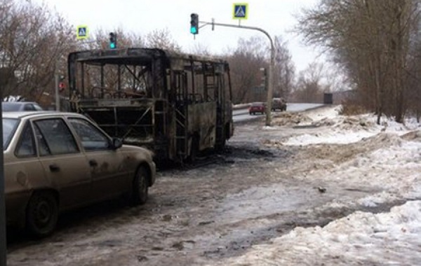 В Екатеринбурге ночью сгорел автобус и легковушка - Фото 1