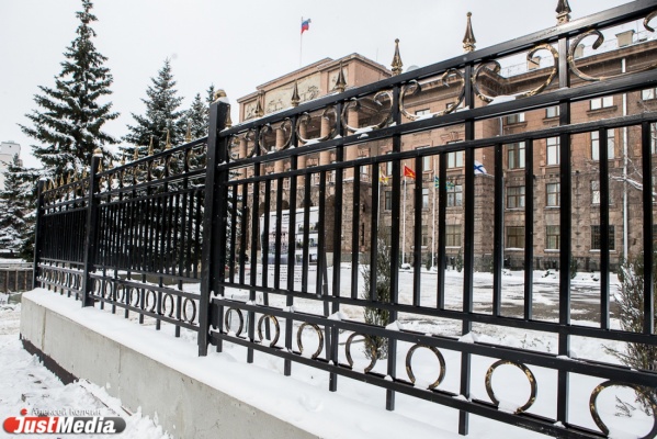 Забор вокруг штаба ЦВО обошелся почти в 29 миллионов рублей - Фото 1