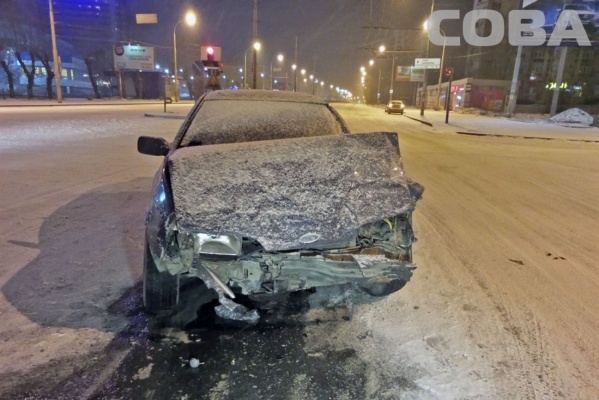 На Щербакова пьяный водитель подбил таксиста, ехавшего на зеленый - Фото 1