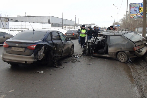 В Екатеринбурге в столкновении двух автомобилей пострадала женщина-водитель - Фото 1