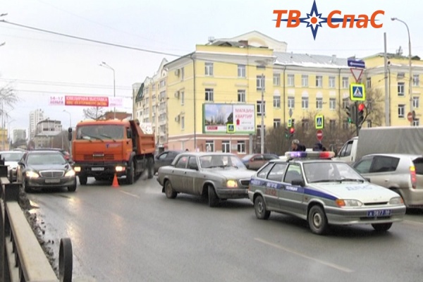 В Екатеринбурге КАМАЗ сбил женщину, переходившую дорогу на зеленый сигнал светофора - Фото 1