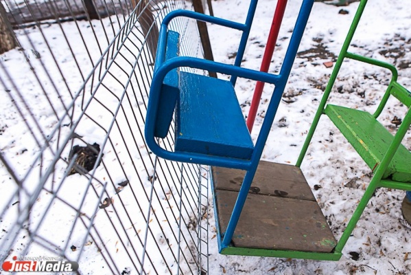 Во дворе жилого дома на Степана Разина УК заблокировала забором детские качели - Фото 1