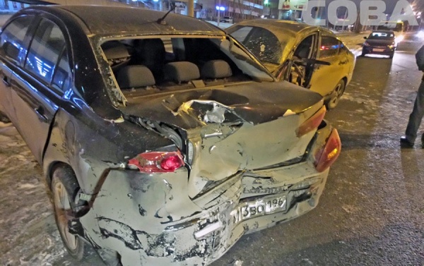 В Екатеринбурге водителя Nissan занесло, и он боднул Mitsubishi. Есть пострадавшие - Фото 1