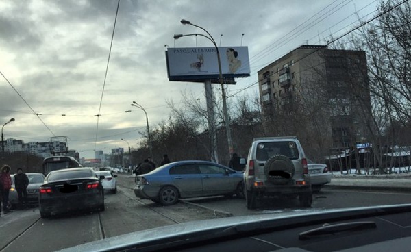 На Макаровском мосту произошло массовое ДТП с участием пяти машин - Фото 1