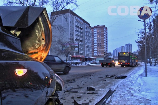 В Екатеринбурге не поделили дорогу автобус и кроссовер - Фото 1