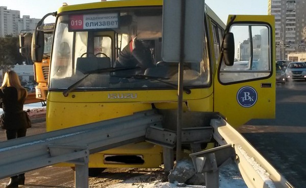 На Гурзуфской водитель автобуса врезался в металлическое ограждение - Фото 1