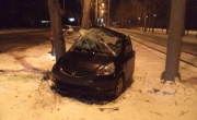 В Екатеринбурге водитель-новичок иномарки врезался в дерево. Пострадали два человека