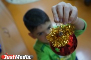 Екатеринбуржцы помогают Деду Морозу собрать подарки детишкам из Луганска