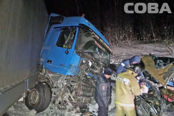 Двое человек погибли на трассе Пермь-Екатеринбург в результате столкновения грузовика и иномарки - Фото 1