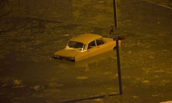 В Чкаловском районе ледяной потоп! Затопило несколько легковых машин - Фото 1