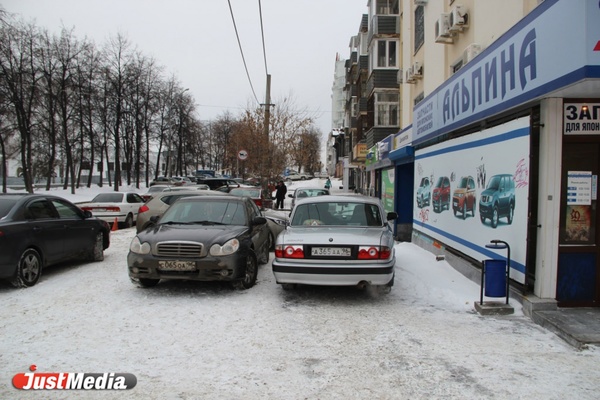 В Екатеринбурге водителя правительственного автомобиля застукали за нарушением ПДД - Фото 1