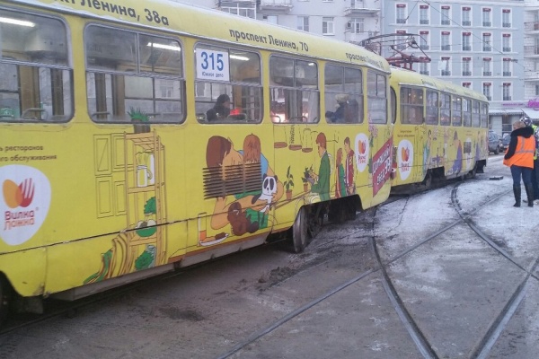 В центре Екатеринбурга трамвай сошел с рельсов из-за нерасчищенных путей - Фото 1