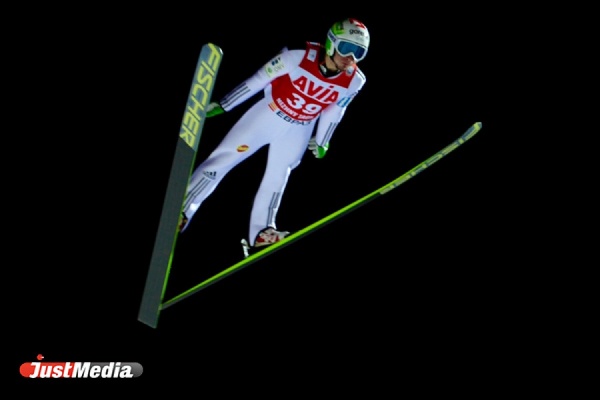 Победителем седьмого этапа Кубка мира по прыжкам с трамплина стал норвежец Андерс Фаннемел - Фото 1