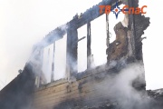В Екатеринбурге дотла сгорел жилой дом