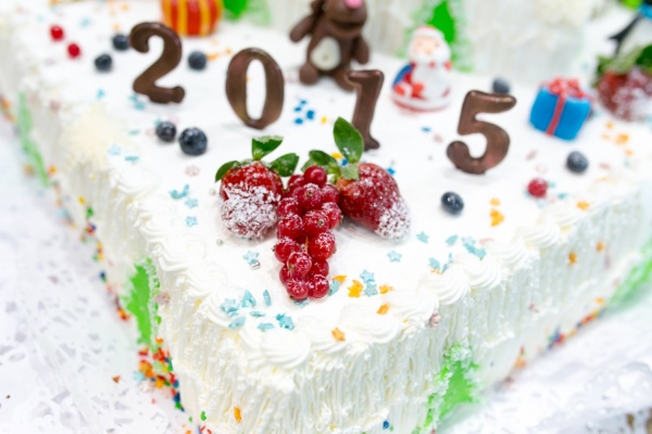 Рожденные 31 декабря заранее отпраздновали свой День рождения и съели 25-килограммовый торт - Фото 1