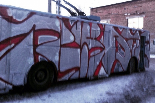 В Екатеринбурге вандалы разукрасили троллейбус - Фото 1