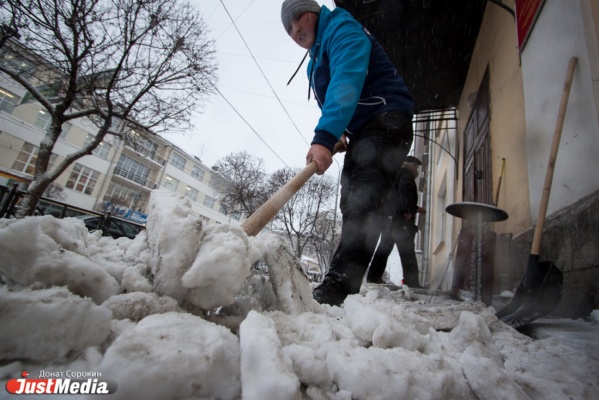 Коммунальщики Екатеринбурга ночью вывезли из города 10 тысяч тонн снега и разбросали 100 тонн антигололедной смеси - Фото 1