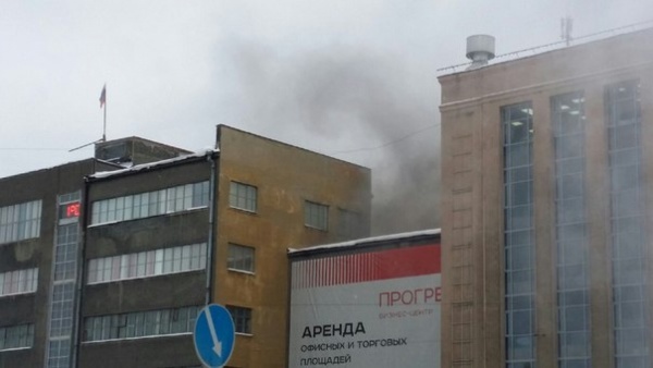 На площади Первой Пятилетки горит здание завода - Фото 1