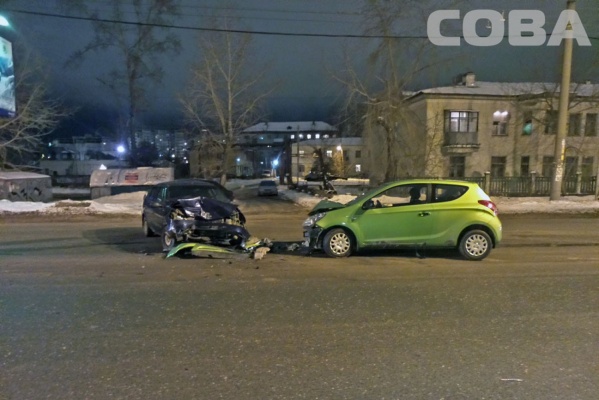 На Ботанике пьяный лихач на Renault подбил девушка на Hyundai. ФОТО - Фото 1