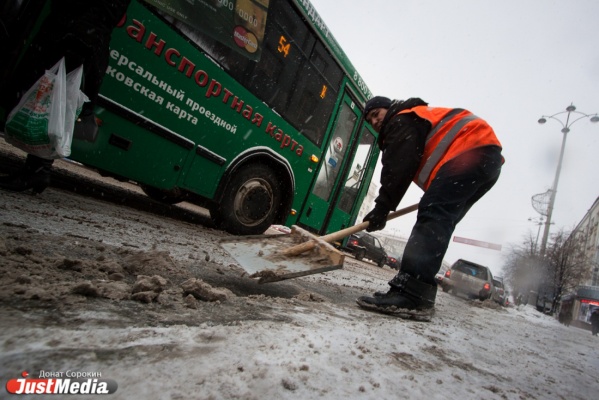 Службы благоустройства убирают снег в городе круглосуточно. Отдыхать будут в выходные - Фото 1