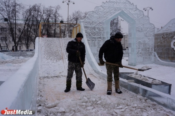 Екатеринбуржцы попрощались с ледовым городком - Фото 1