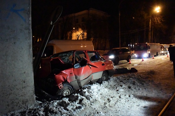 В Екатеринбурге, влетев в опору моста, погиб  водитель Nexia  - Фото 1