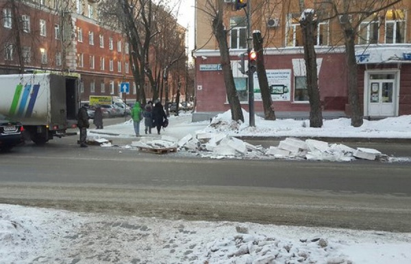 С асфальта на стол. В центре Екатеринбурга по улице рассыпалась рыба - Фото 1