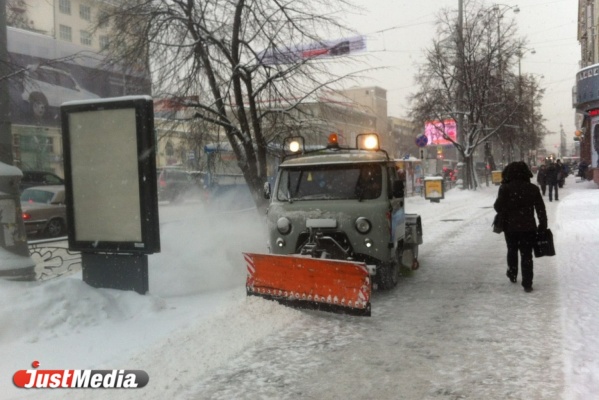За выходные с улиц Екатеринбурга вывезли свыше 25 тысяч тонн снега - Фото 1