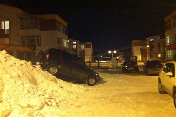 Тест-драйв по-уральски. Автолюбитель припарковал свой автомобиль на горе снега - Фото 1