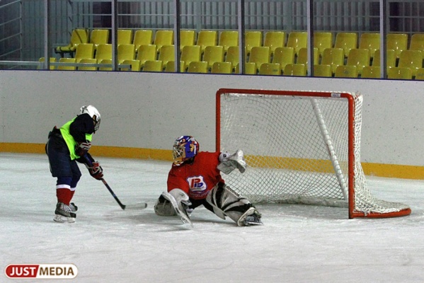 В Ирбите спортивный кризис. Из-за дефицита ледовых кортов горожане вынуждены за сотни километров возить детей на хоккейные тренировки - Фото 1