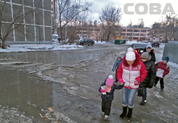 Коммунальное ЧП в Екатеринбурге: дворы на Посадской залило холодной водой - Фото 1