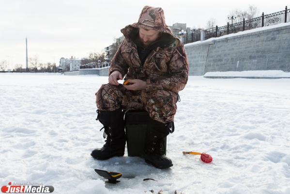 В центре Екатеринбурга британский певец превратился в уральского рыбака - Фото 1