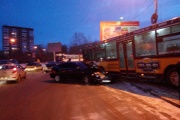 В Екатеринбурге пассажирский автобус влетел в легковушки