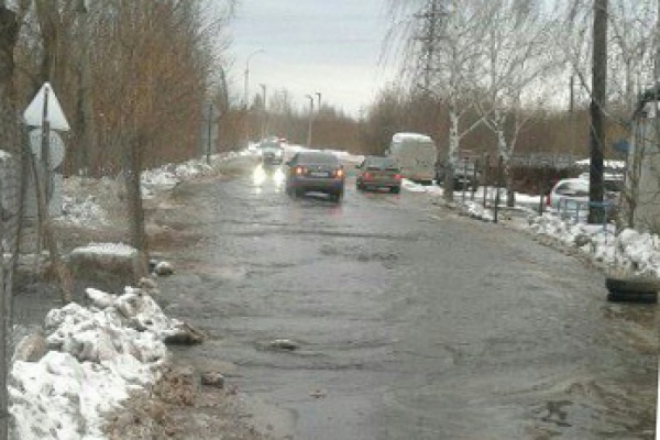 В Верх-Исетском районе потоп! Строители повредили трубу - Фото 1