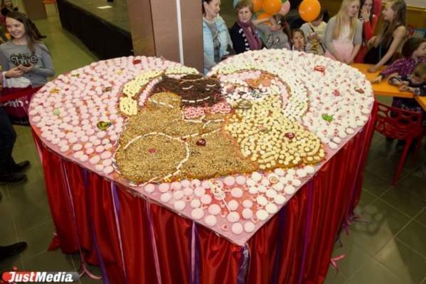 В столице Урала из российских и европейских сладостей сложили трехметровое сердце - Фото 1