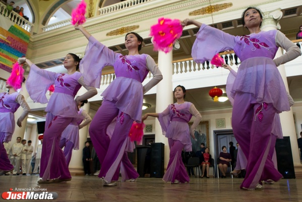 Китайские пельмени и танец с веерами. Иностранные студенты отпраздновали Новый год в УрФУ - Фото 1