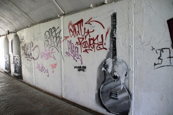 Стена Цоя превратилась в стену граффитистов - Фото 1