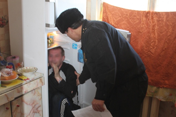 Екатеринбуржец, чтобы не идти в суд, спрятался от судебных приставов в холодильнике - Фото 1