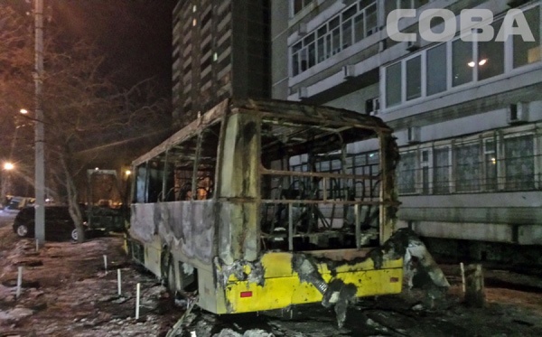  В Академическом ночью сгорели два автобуса - Фото 1