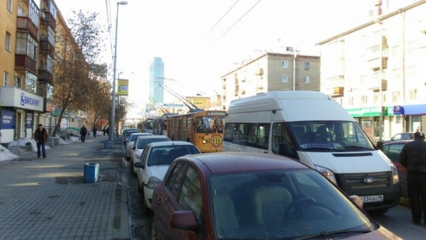 В Екатеринбурге по Малышева из-за ДТП образовалась огромная пробка - Фото 1