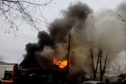 В Екатеринбурге полыхает частный дом. Очевидцы сообщают, что есть пострадавшие. ФОТО