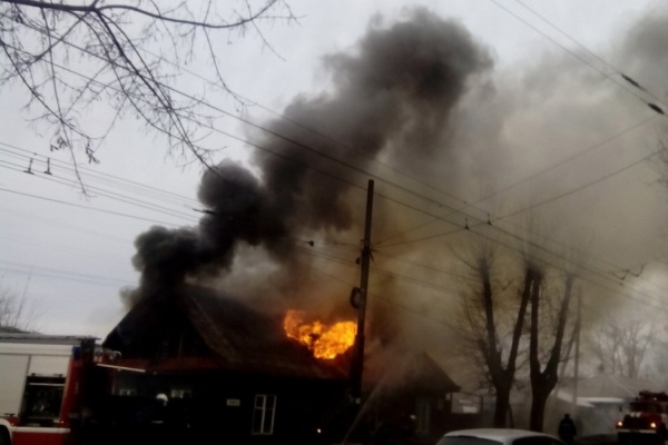 В Екатеринбурге полыхает частный дом. Очевидцы сообщают, что есть пострадавшие. ФОТО - Фото 1