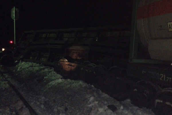 Под Ивделем сошел с рельсов грузовой поезд. Движение на железной дороге восстанавливали всю ночь. ФОТО - Фото 1