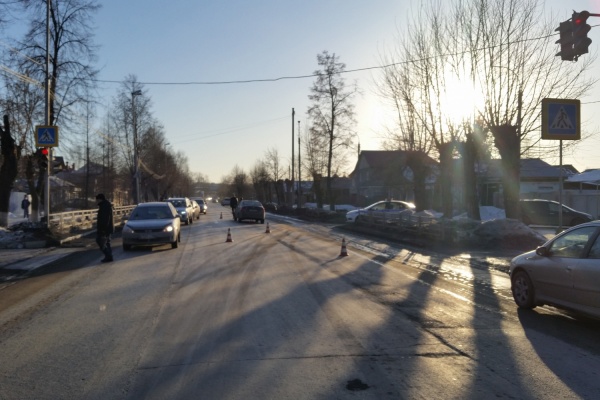 В Березовском молодой водитель не заметил светофор и сбил ребенка - Фото 1