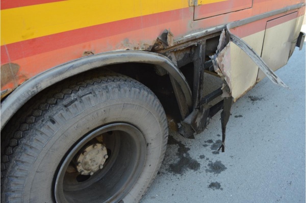 В Ревде колесо у автобуса могло взорваться из-за прокола металлическим прутом - Фото 1