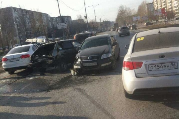 В Екатеринбурге водитель с восточной внешностью устроил аварию и вел себя неадекватно - Фото 1