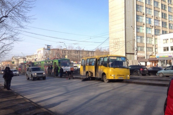 В центре Екатеринбурга маршрутка «зависла» на трамвайных путях и создала пробку - Фото 1