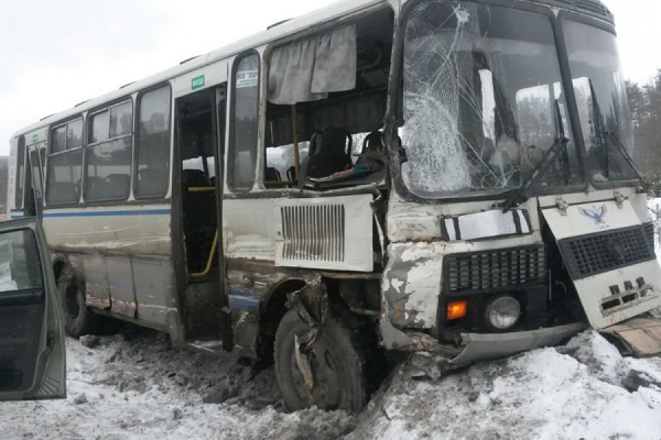 В столкновении КАМАЗа и автобуса вблизи Первоуральска пострадал ребенок-пассажир - Фото 1