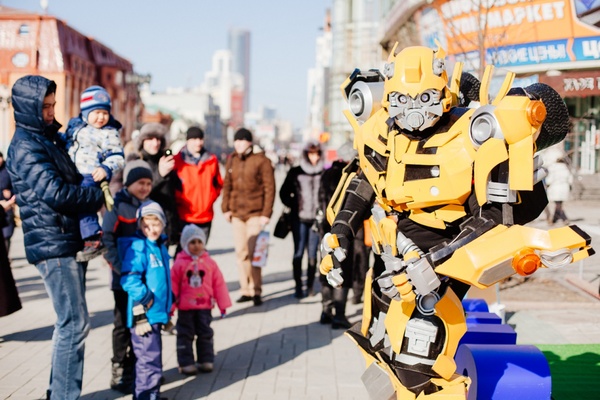 Жители Екатеринбурга посоревновались с роботами в мастерстве обольщения женщин - Фото 1
